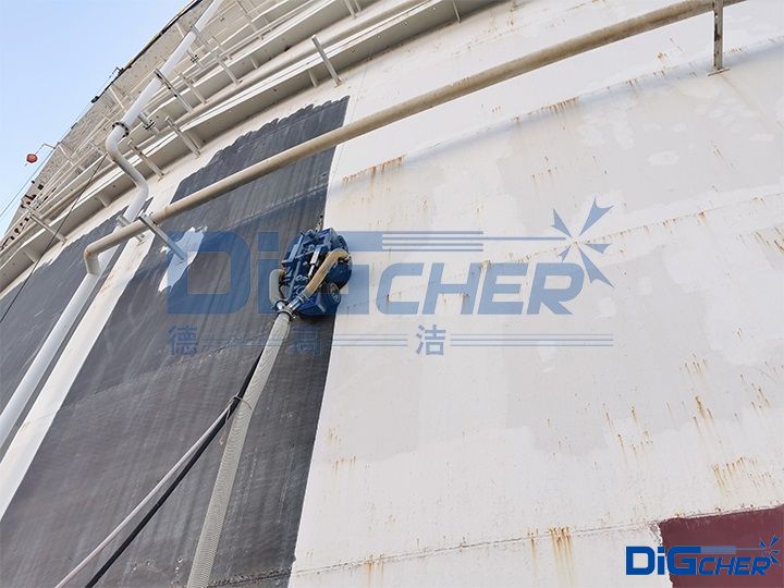 油罐除锈机器人作业实景