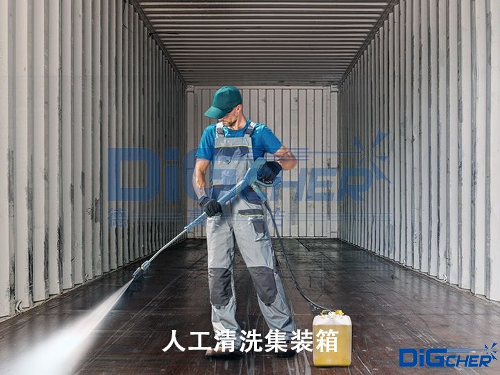 人工清洗集装箱