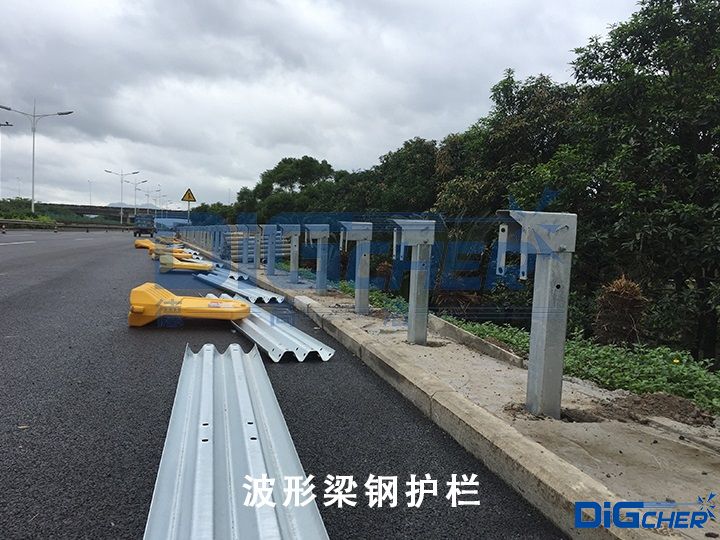波形梁钢护栏